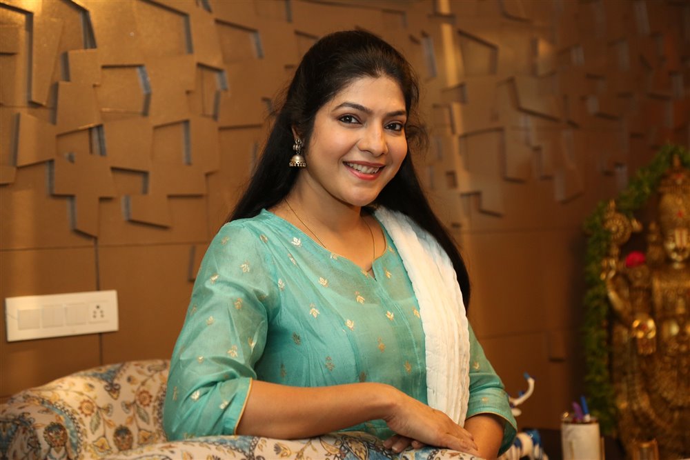 Actress Vasuki Interview from Anni Manchi Sakunamule