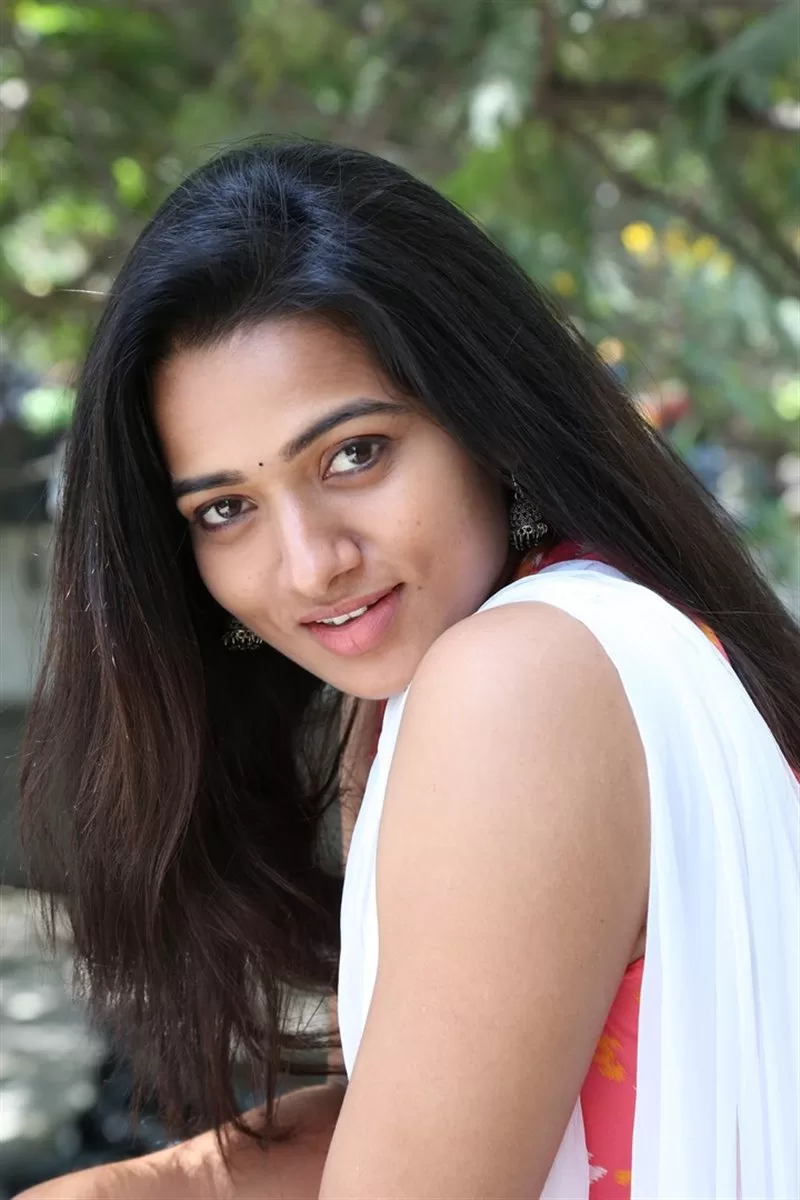 Heroine ‘Rekha Nirosha’ has dazzling looks.